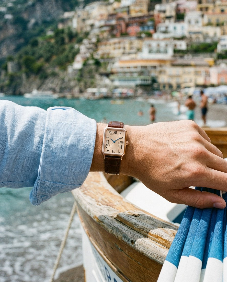 Poignet portant The Positano sur une barque en bois à Positano