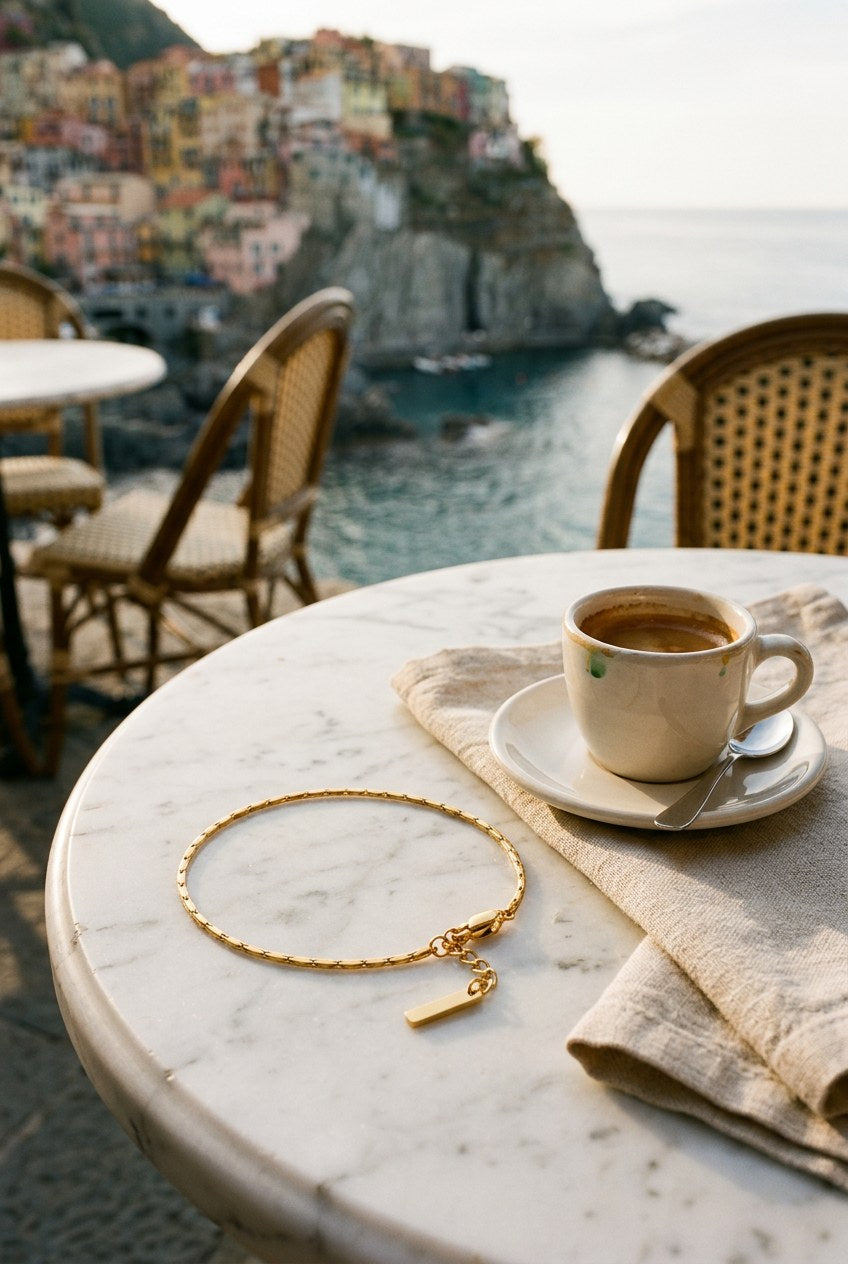 The Royal Wire Bracelet sobre una mesa de mármol de un café junto al mar en Cinque Terre