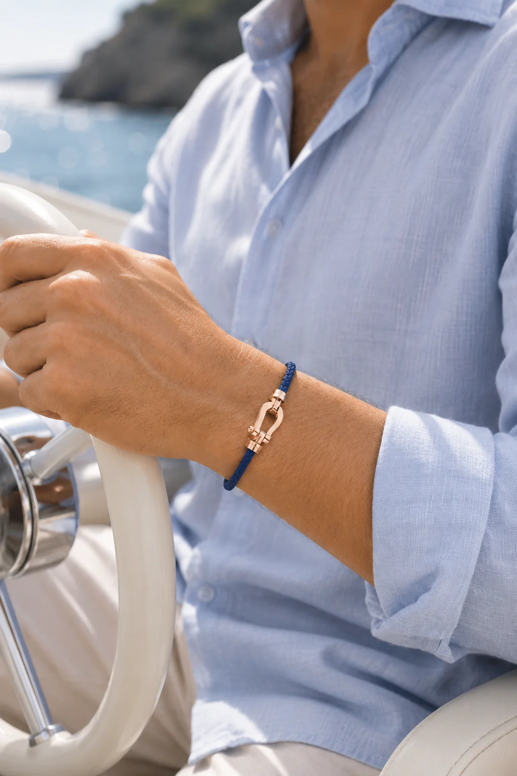 Bracciale in cuoio intrecciato indossato al polso in Riviera