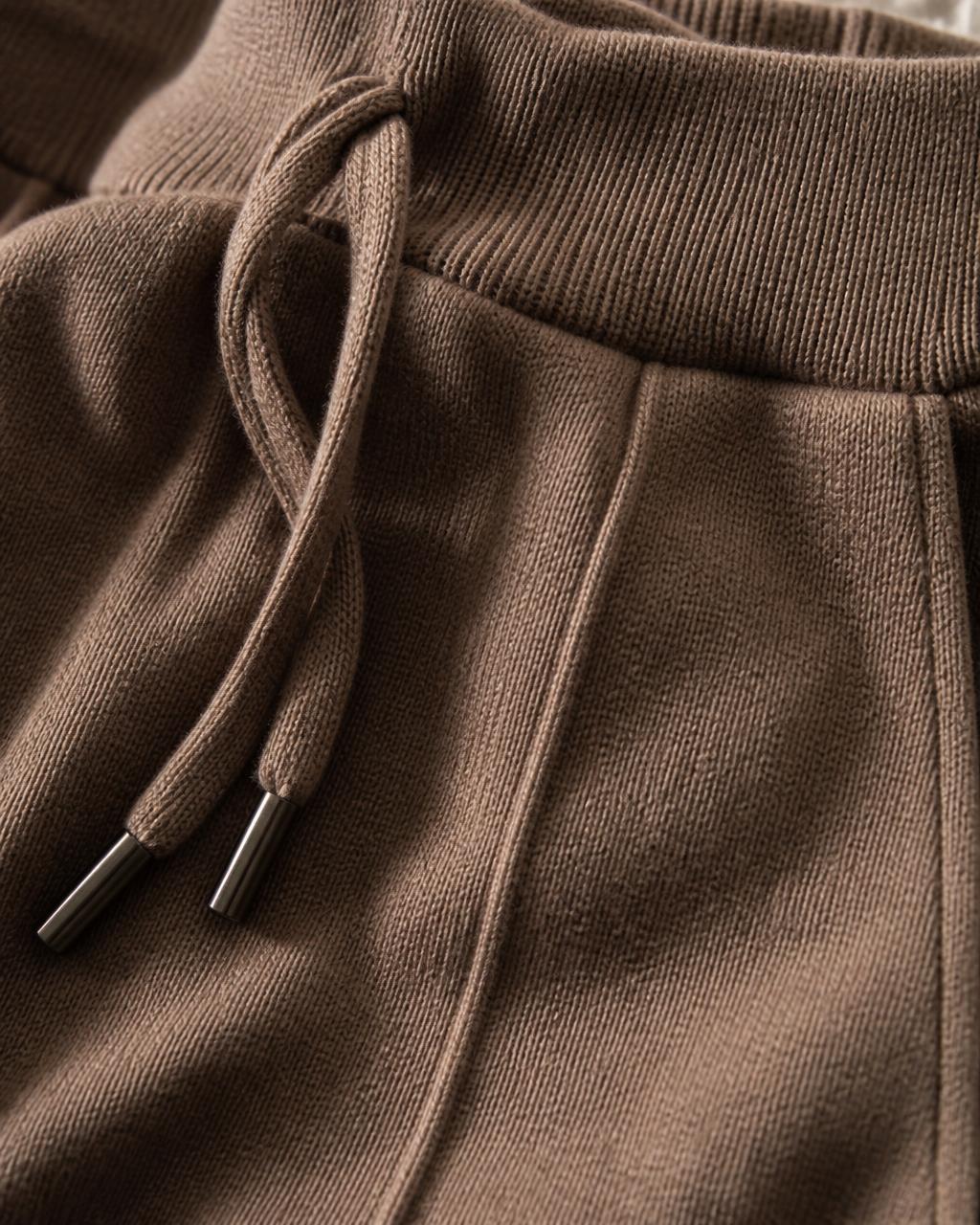 Dettaglio della costina in vita e della coulisse del pantalone in cashmere